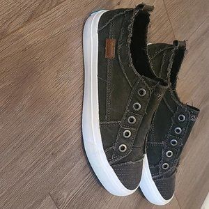 Blowfish Malibu Women's Play Sneaker Black Smoked Canvas 8.5